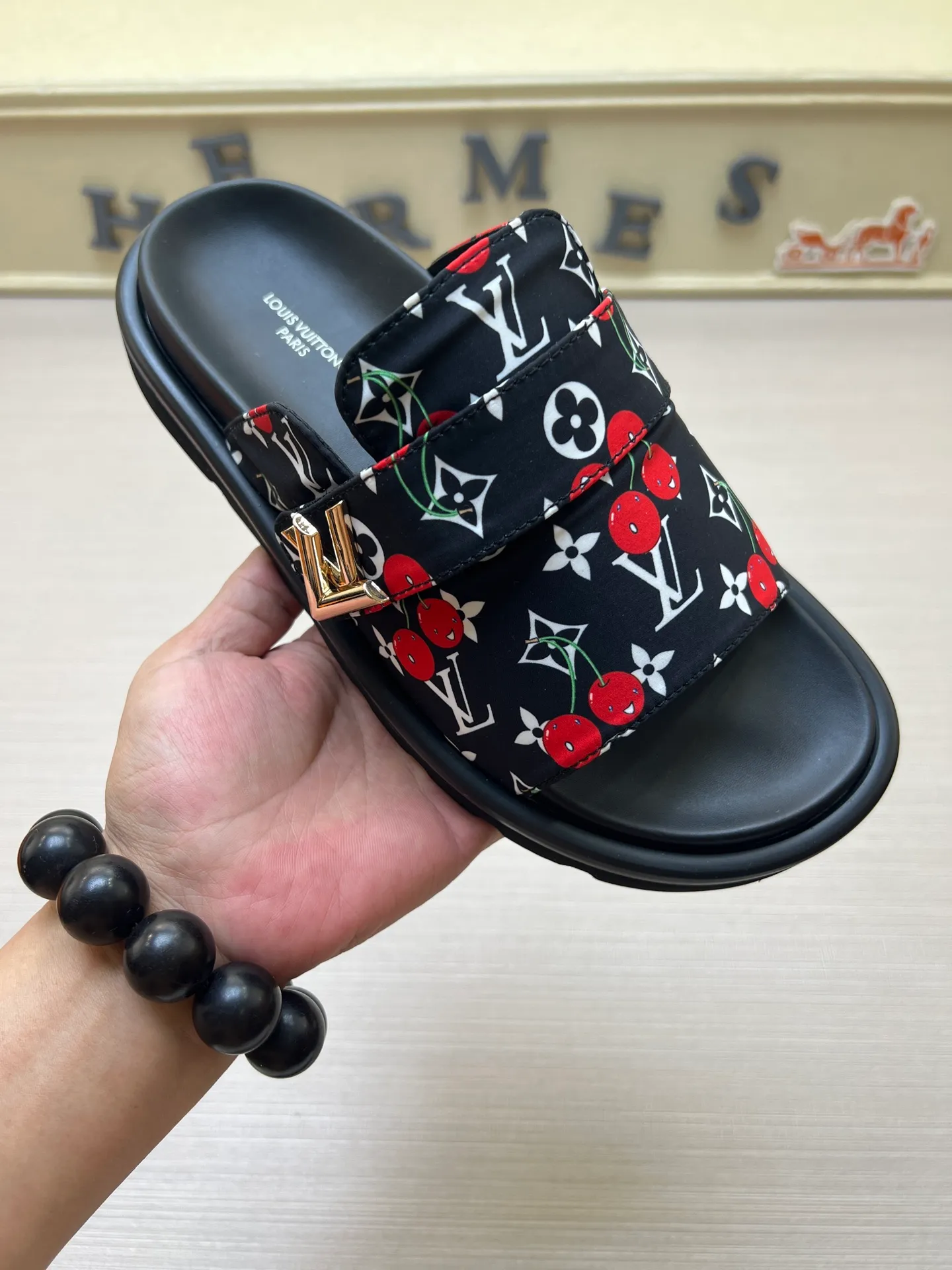 Factory price: 360💰【LOUIS VUITTON】Louis Vuitton, LV printing, men's and women's slippers are on the market, drawer box packaging with cloth bag, card, the upper pattern looks very soft and waxy, super versatile leg slimming artifact. Fabric: imported denim/canvas/old fabric, LV hardware LOGO, official website pattern printing, comfortable to wear, foot pads: high elastic men's shoes💰U water table. Sole: foam sole, heel height: about 5cm. Code number: 35-46, 35, 45, 46 are custom-made and non-returnable. Color: multiple colors and styles available.